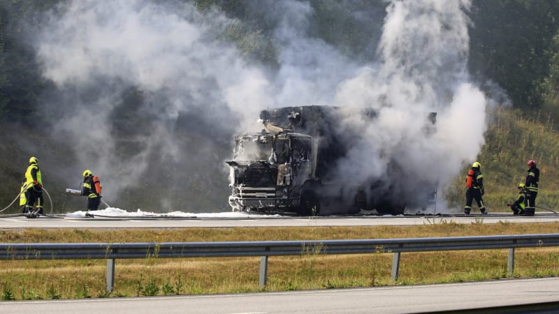 Komplikace na D1: Dálnici blokuje požár i nehoda. Těmto místům se vyhněte