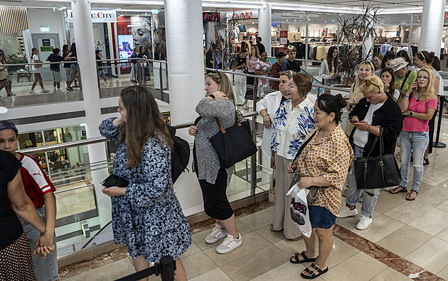 Normální zboží, nenormální ceny. Před novou drogerií v Praze stála fronta už od rána
