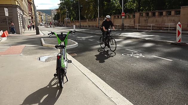 Sebevražedný pruh pro 10 cyklistů za hodinu. Úprava pražské tepny budí vášně